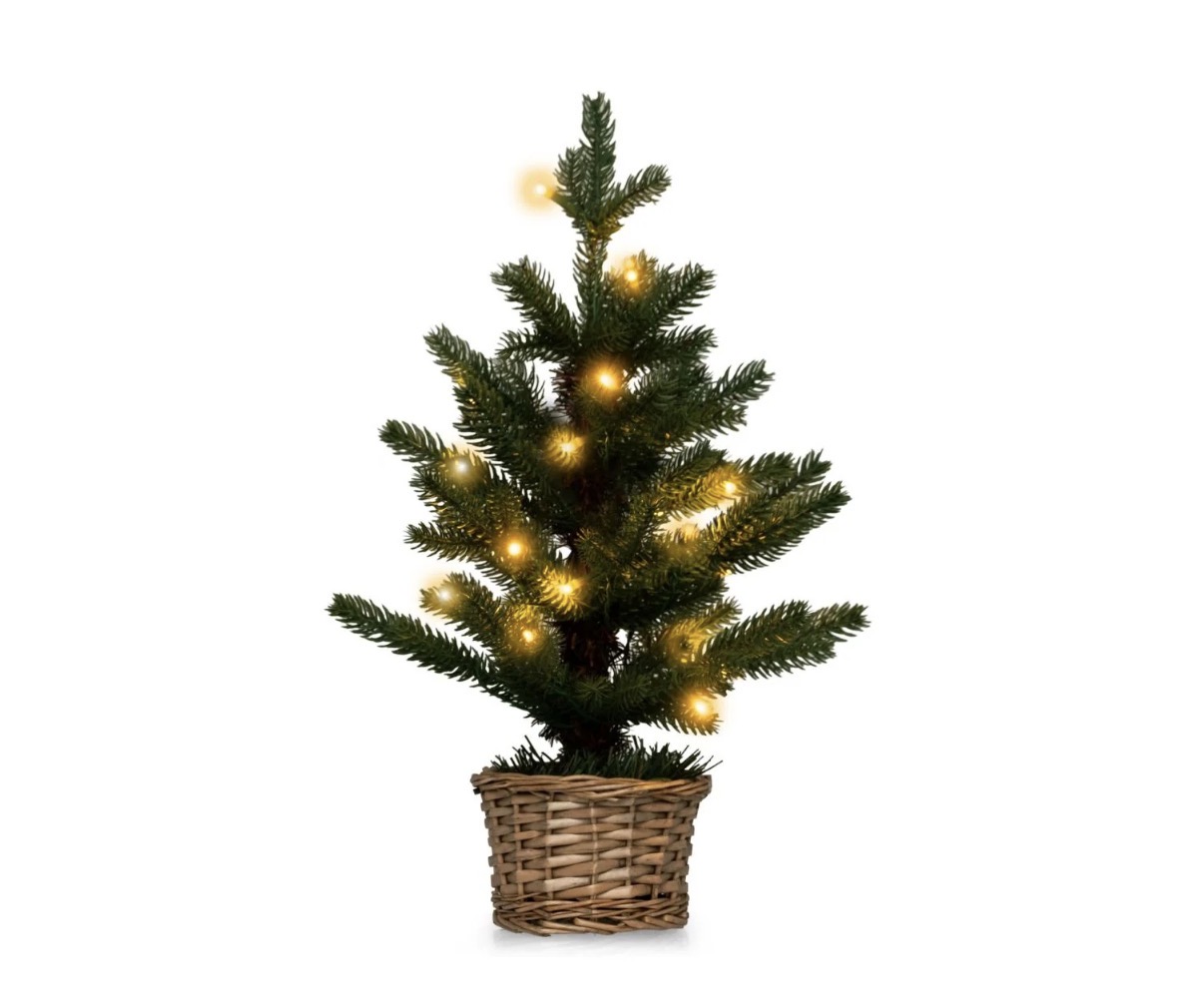 Klein verlicht kerstboompje in een rieten mand