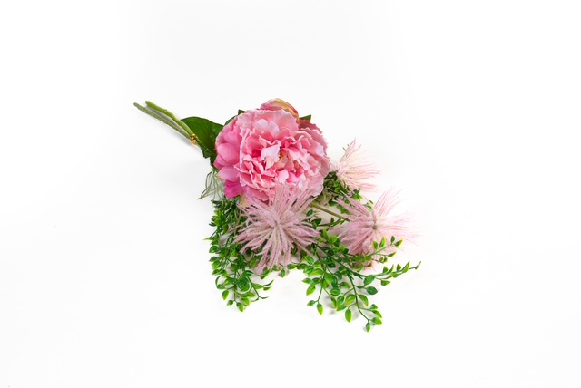 Boeket zijden pioenrozen in roze tinten, met een ronde bloemknop