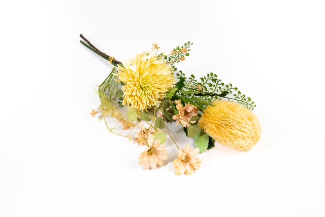 Boeket zijden dahlia's en chrysanten in geel en oranje