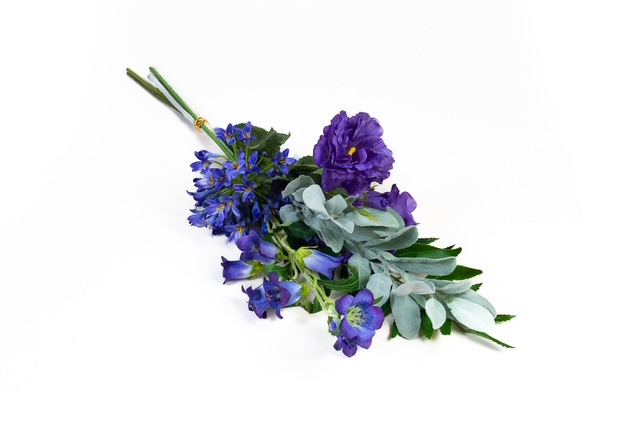 Boeket zijden bloemen in blauw en paars, met zilverkleurig blad