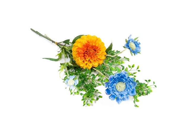 Boeket zijden bloemen in oranje en blauw