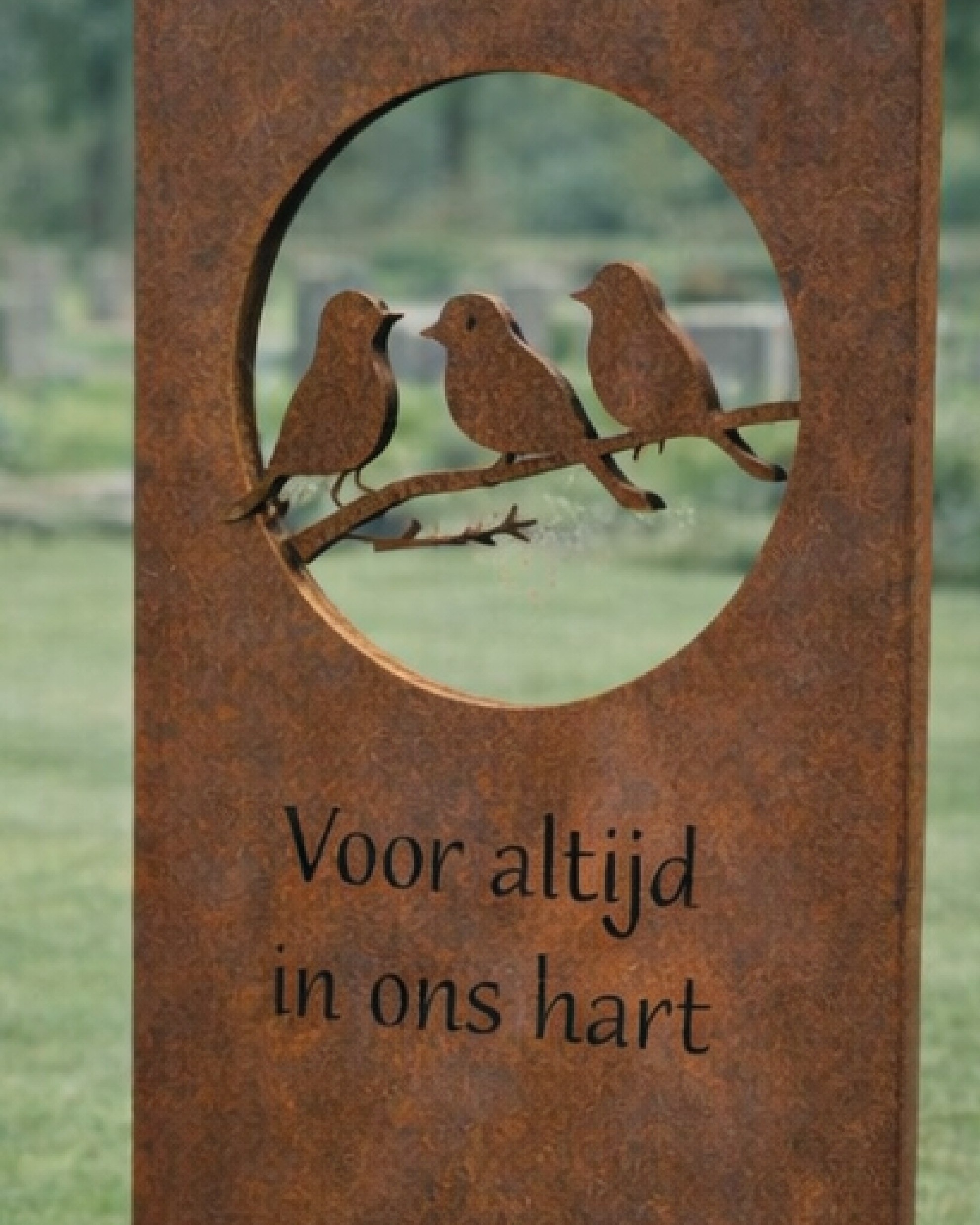 Cortenstalen gedenkteken met een ronde uitsparing en een motief van drie vogels op een tak