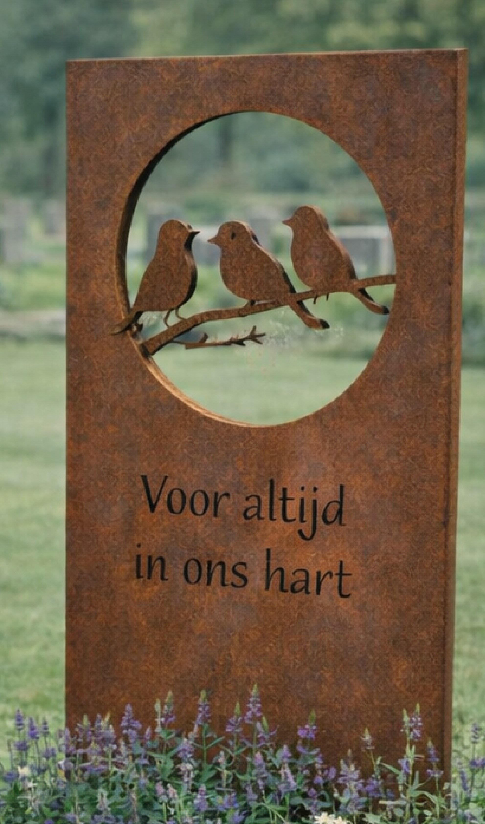 Cortenstalen gedenkteken met een ronde uitsparing en een motief van drie vogels op een tak